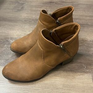 Women’s Tan American Rag Size 7 1/2 Ankle Boots with Small Lift Heel Zippers